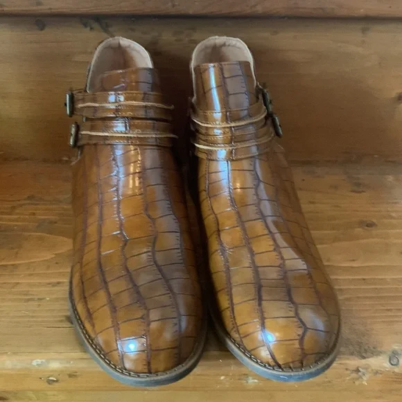 Croc-embossed Ankle Boot - Picture 2 of 5